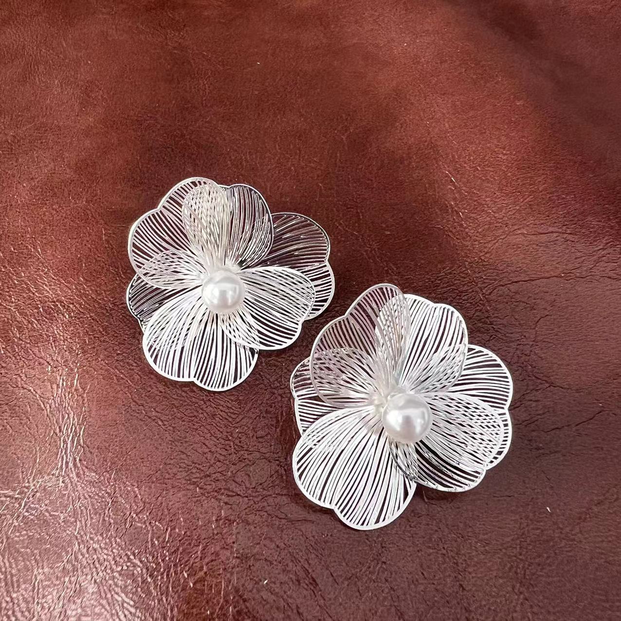 White Flower Delicate Elegant 18k Vermeil Gold Plated Vintage Retro Stud Earrings | Mix Mix Style-Mix MIx Style