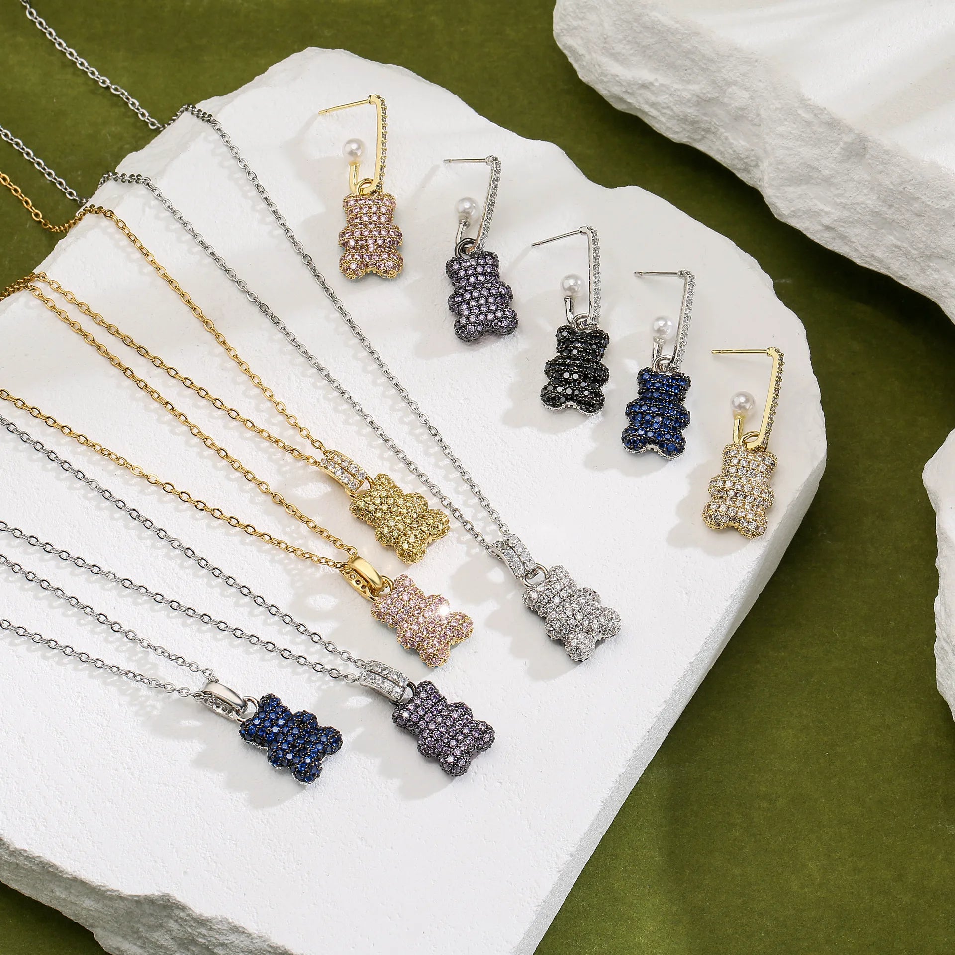 New Women's Earrings Plated with 18k Gold Crystal Zircon Cartoon Bear Popular Fashion Jewelry Couple Festival Gift