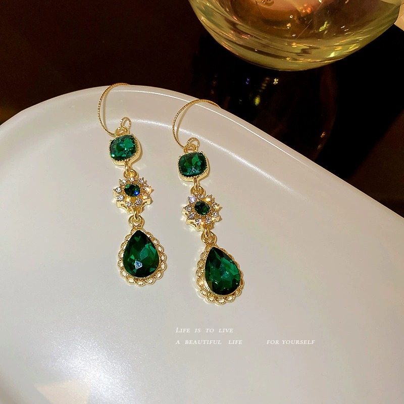 Emerald Green Earrings with Diamond