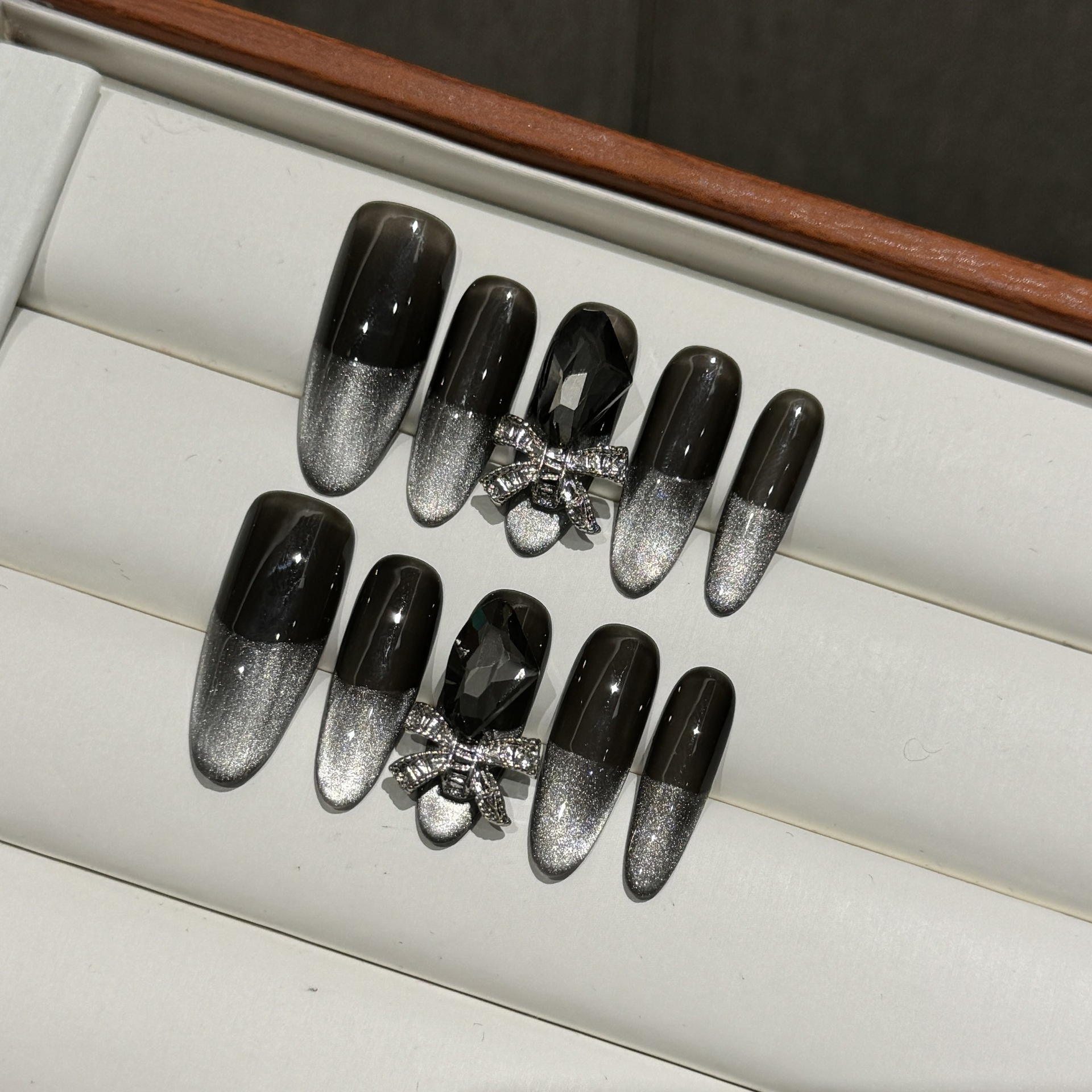 冰封战歌 | 长杏仁 | 法式渐变猫眼 | 赛博朋克小众 | 暗黑高级感 | 纯手工穿戴甲