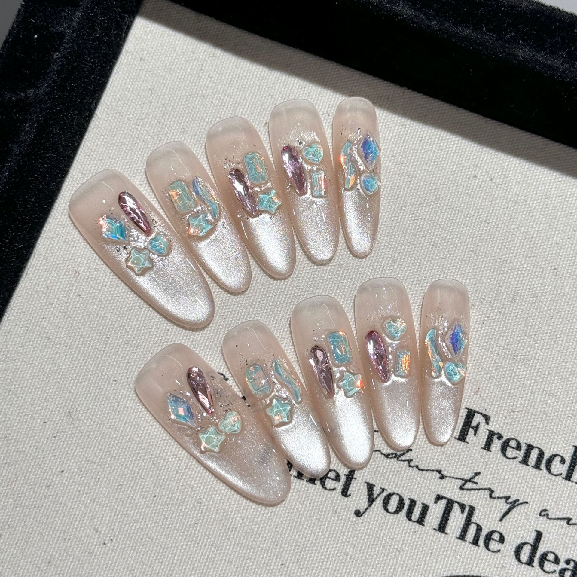 晶白七彩 | 长杏仁 | 爆闪钻饰奶油白 | 拼色个性氛围感 | 纯手工穿戴甲