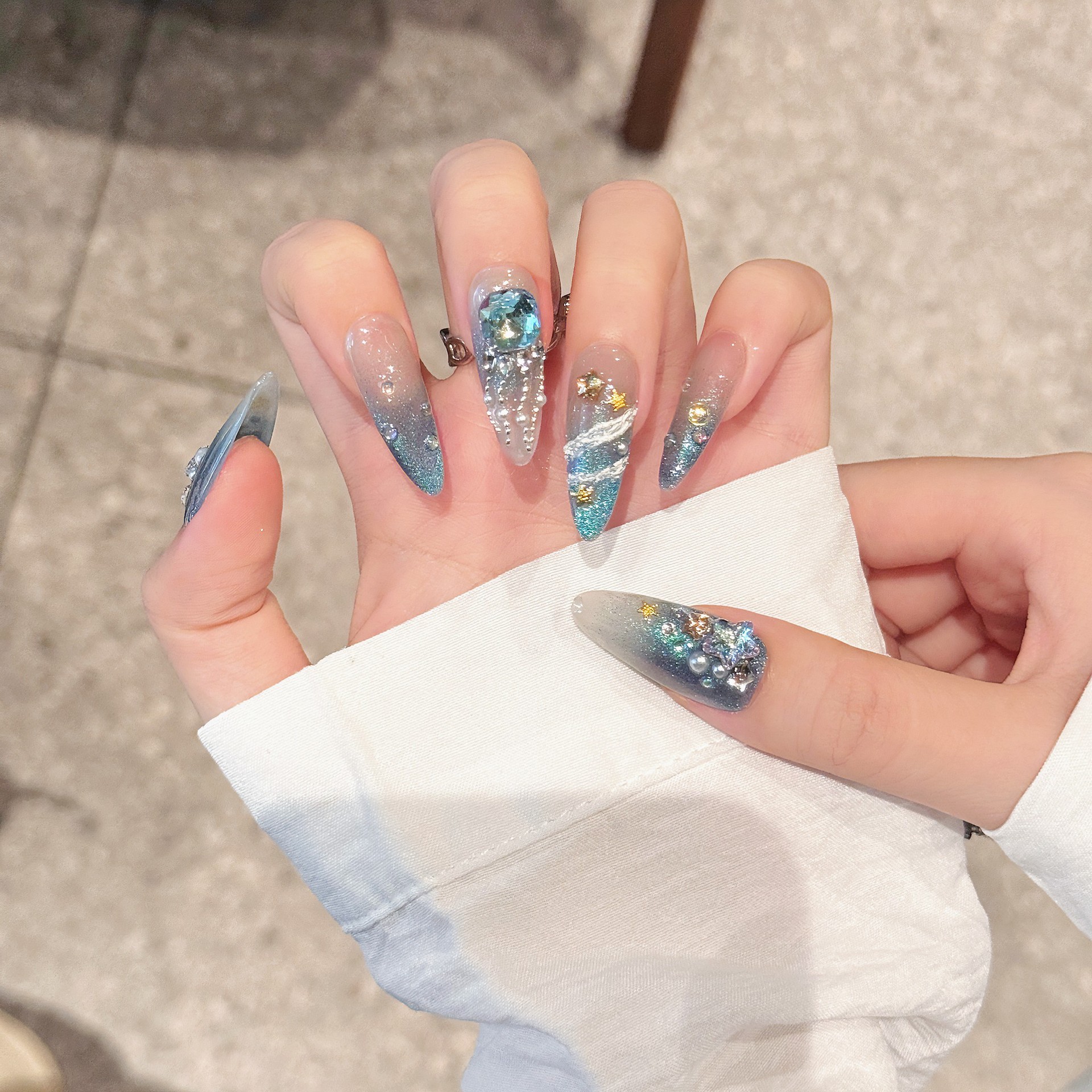 海的女儿 | 长杏仁 | 唯美白天鹅湖 | 天使羽毛雾霾蓝灰 | 猫眼仙气闪亮美甲 | 纯手工穿戴甲