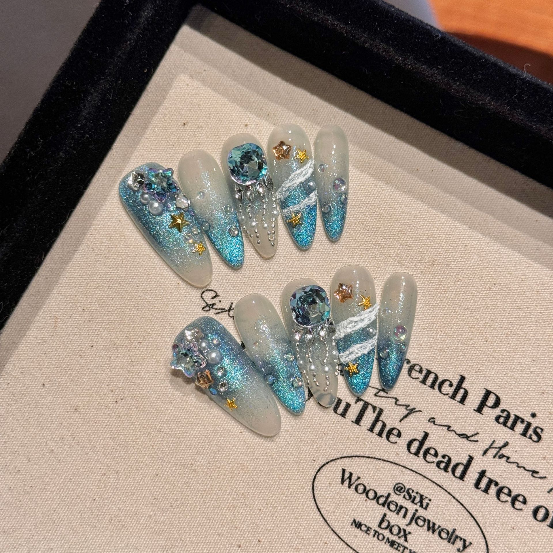 海的女儿 | 长杏仁 | 唯美白天鹅湖 | 天使羽毛雾霾蓝灰 | 猫眼仙气闪亮美甲 | 纯手工穿戴甲