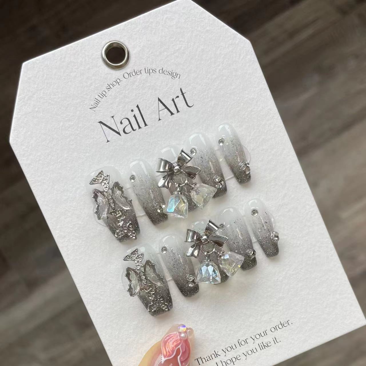 跳动的雪花 | 水滴尖 | 短梯 | 渐变灰色丝绒 | 蝴蝶碎钻高级 | 纯手工穿戴甲