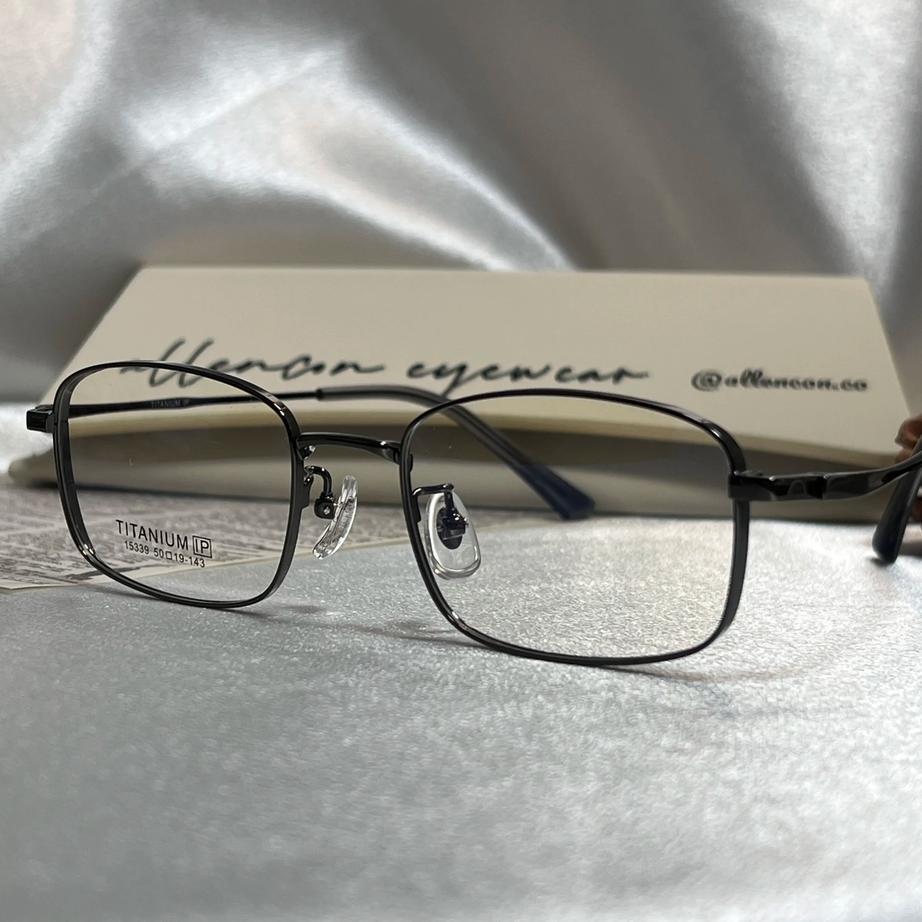 轻奢纯钛小方框丨斯斯文文风丨舒适鼻托丨防滑镜腿丨男女同款 X15339T【全球购】