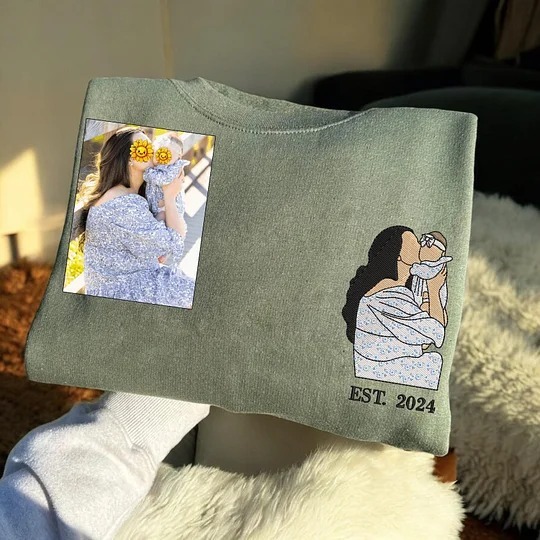 Custom Embroidered Portrait Sweatshirt – Personalized Family Gift for Dad & Mom