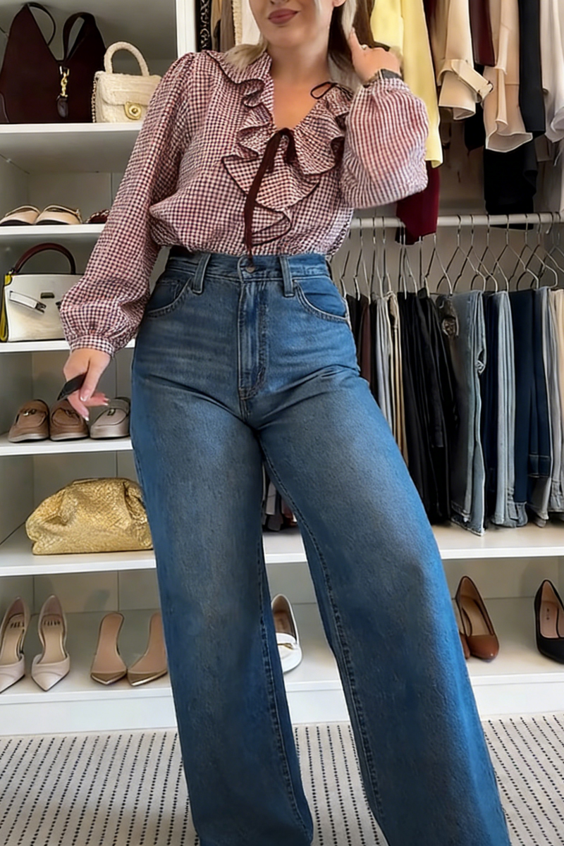 Women's simple and versatile stylish and comfortable straight-leg stretch denim jeans perfect for commuting