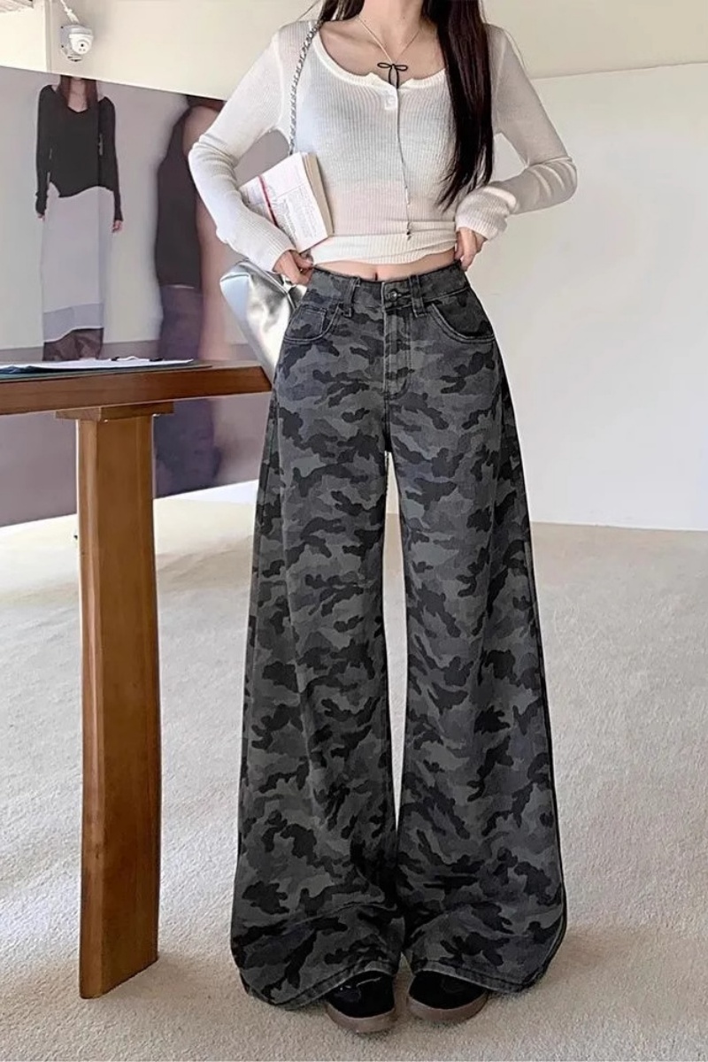 Women's American retro camouflage workwear denim jeans, high-waisted, loose wide-leg pants.