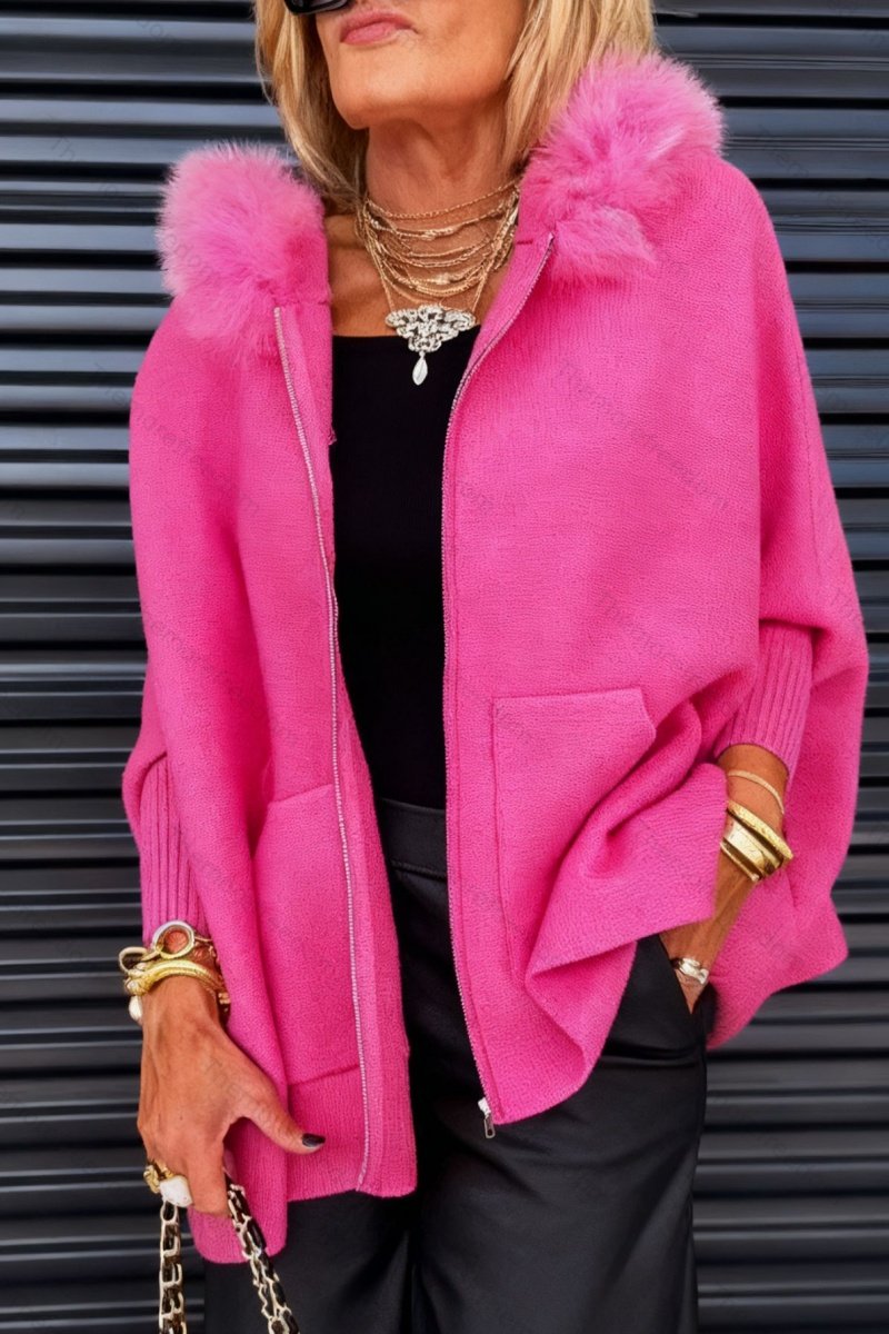 Women's fashionable loose-fitting knitted hooded jacket with pockets and a large fur collar