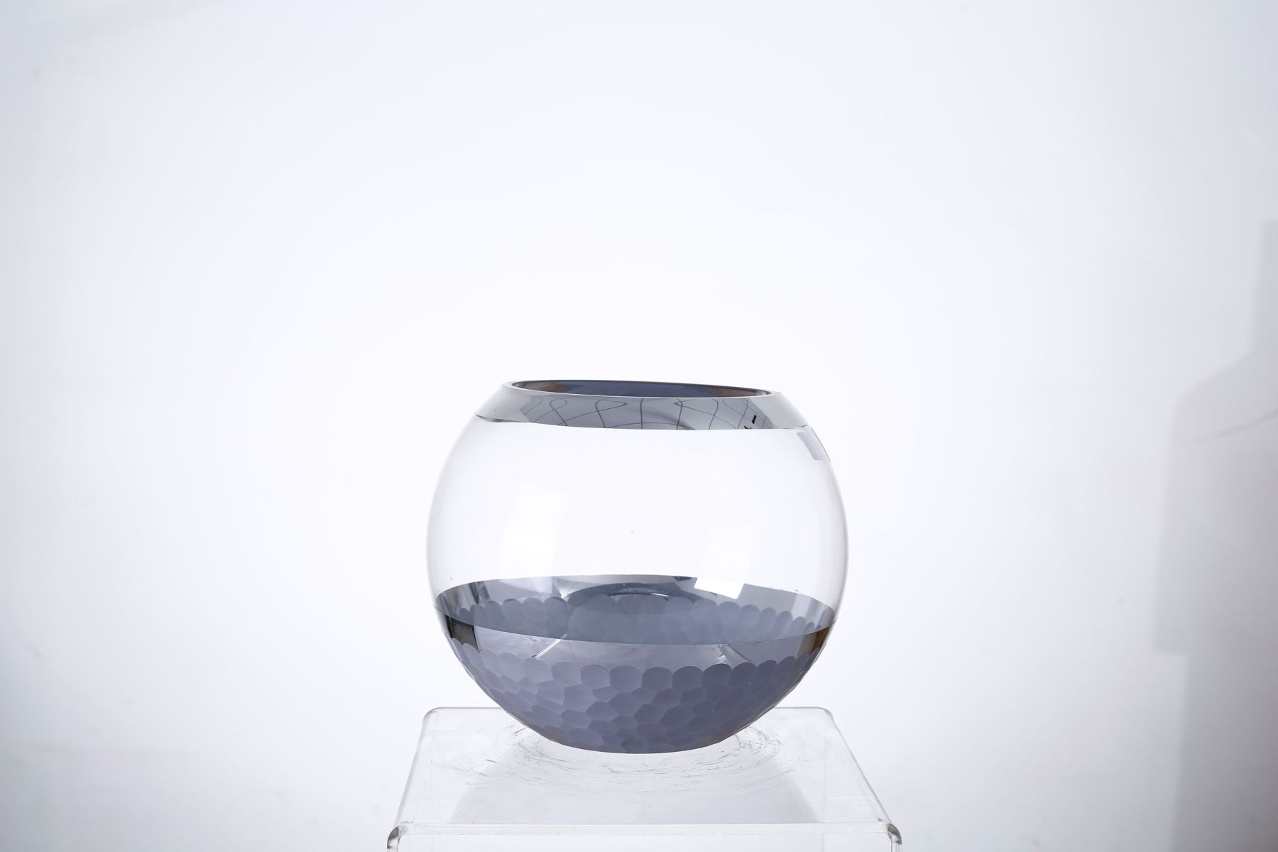 91141	 *D7.5"H6" - GLASS VASE