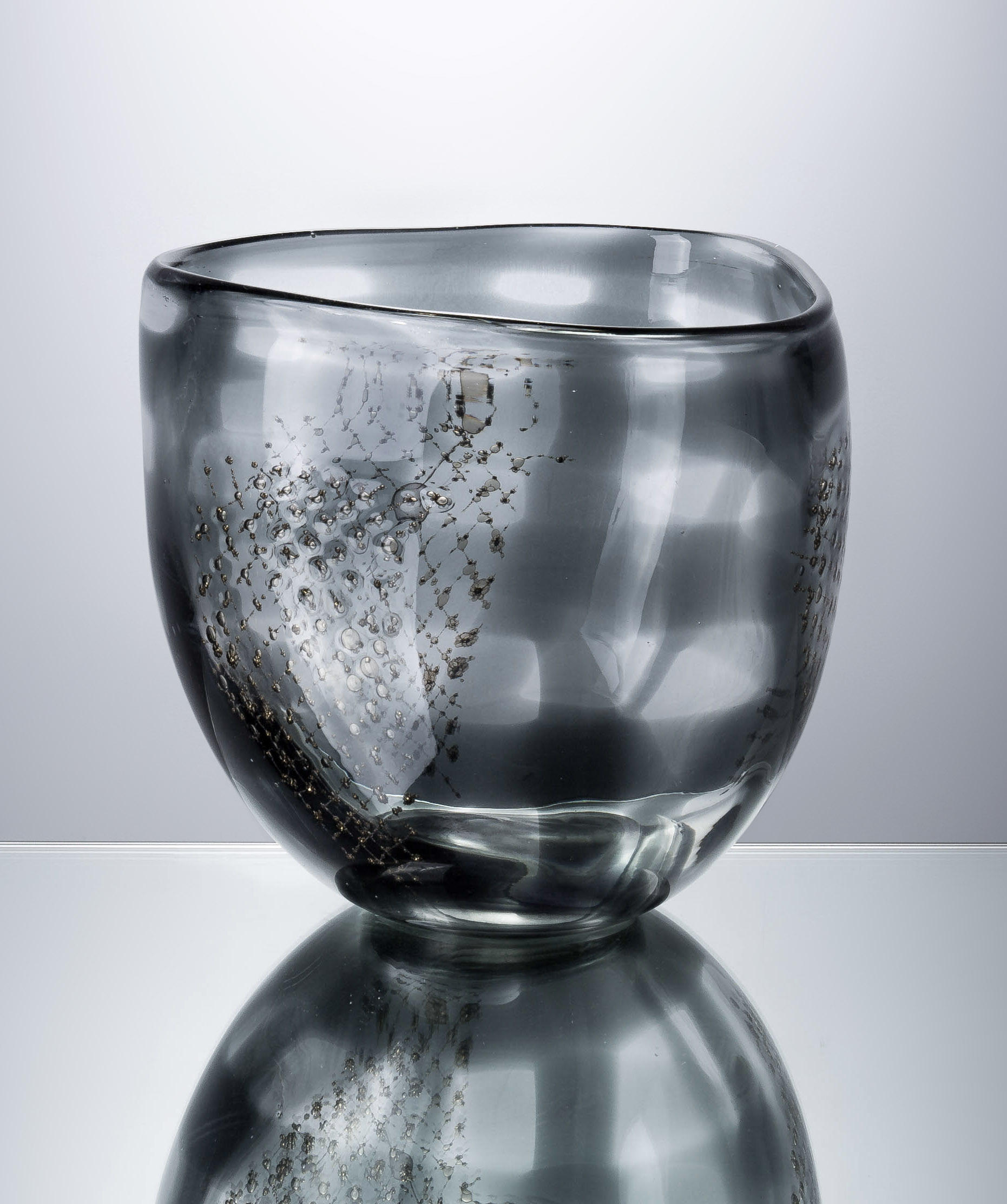 D8.7"H7.9" - ART GLASS VASE