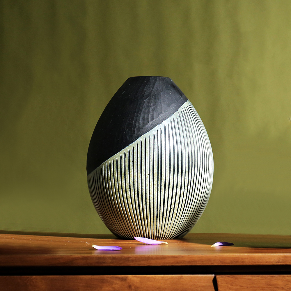 D9.1"H11.4" - GLASS VASE