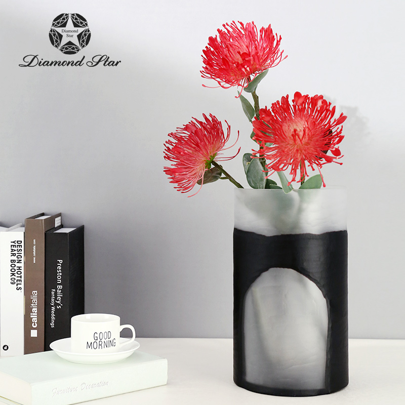 21396	 D6.89"H11.81" - GLASS VASE