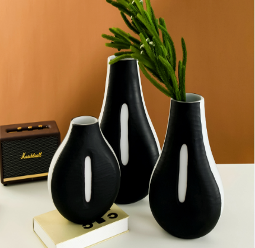 21508	 L8.7"W4.5"H10" - GLASS VASE
