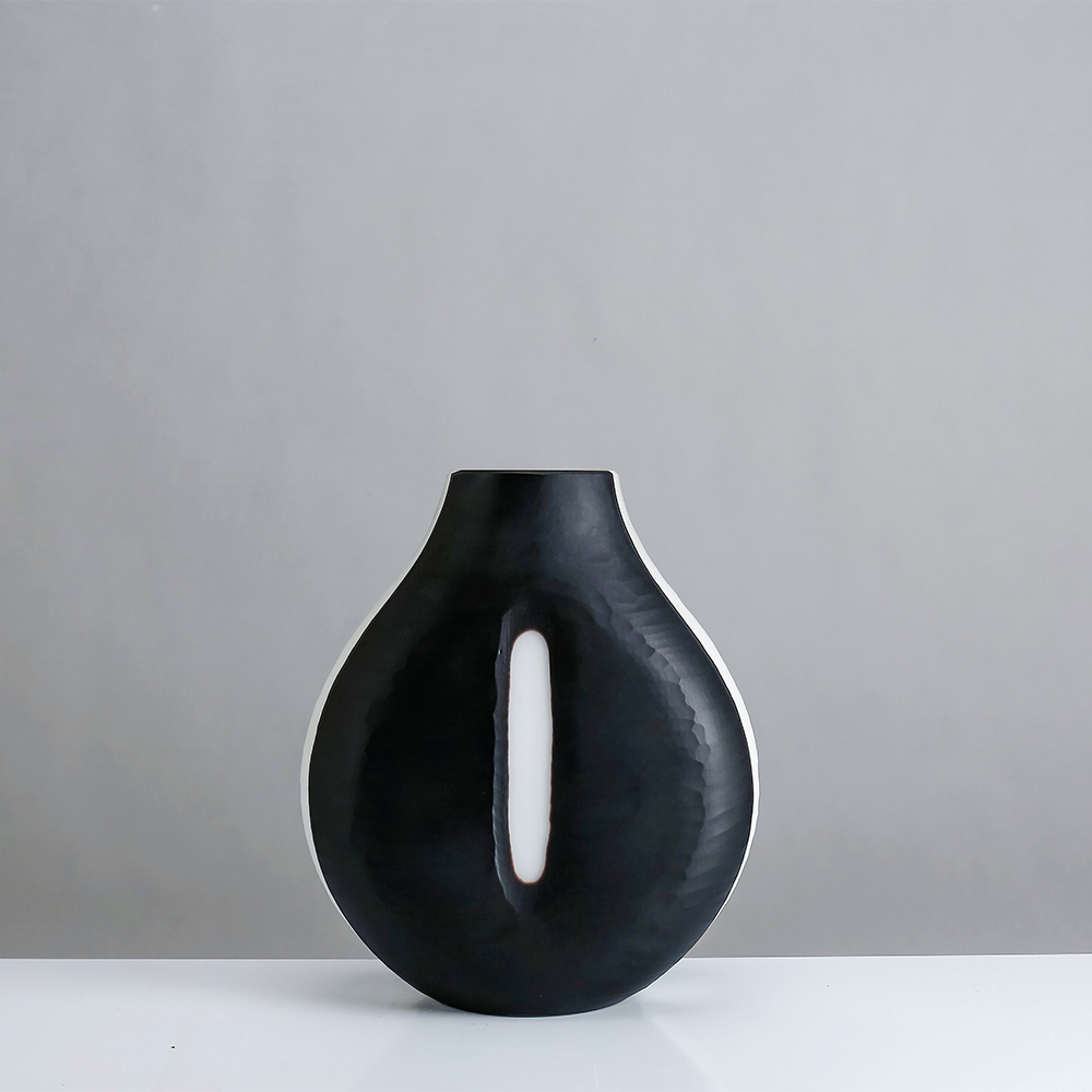 21508 L8.7"W4.5"H10" - GLASS VASE