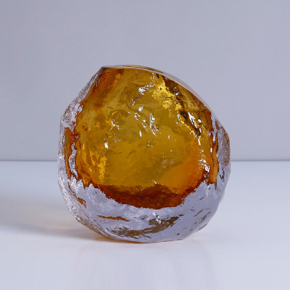 L7"W4.3"H7" - ART GLASS VASE