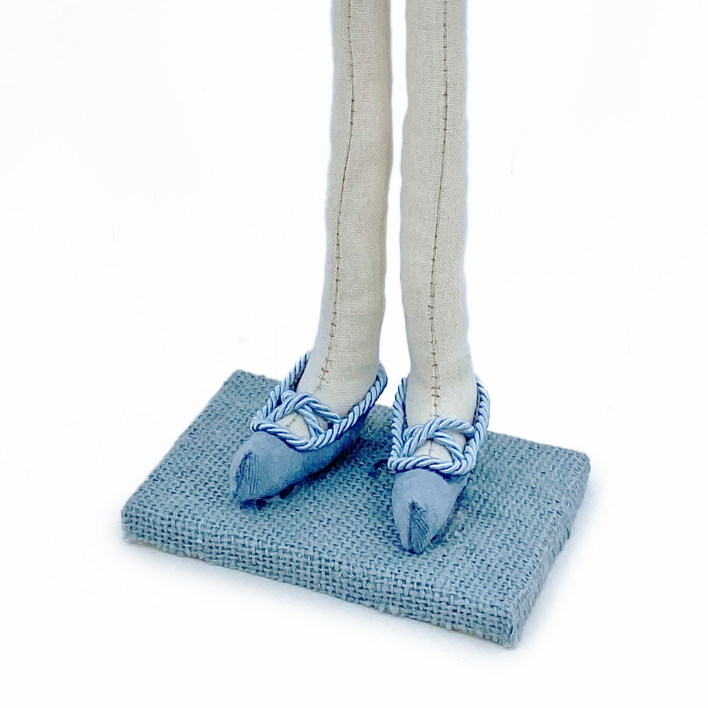 31543	 L4.7W3.9H13.6" - STANDING BUNNY COUPLE TABLETOP