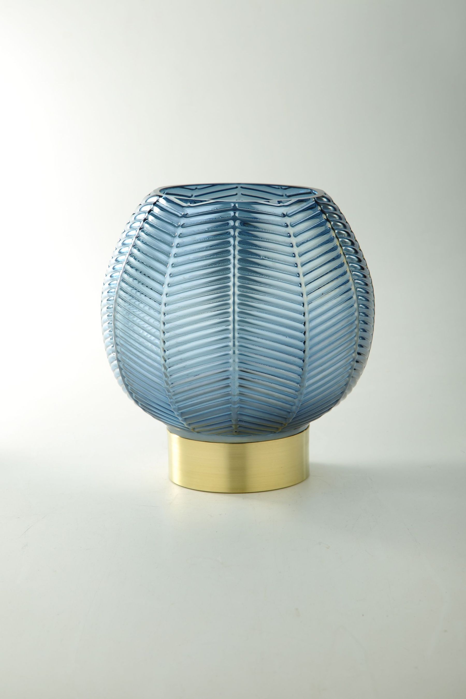 46579 D8.5"H9.5" - GLASS VASE