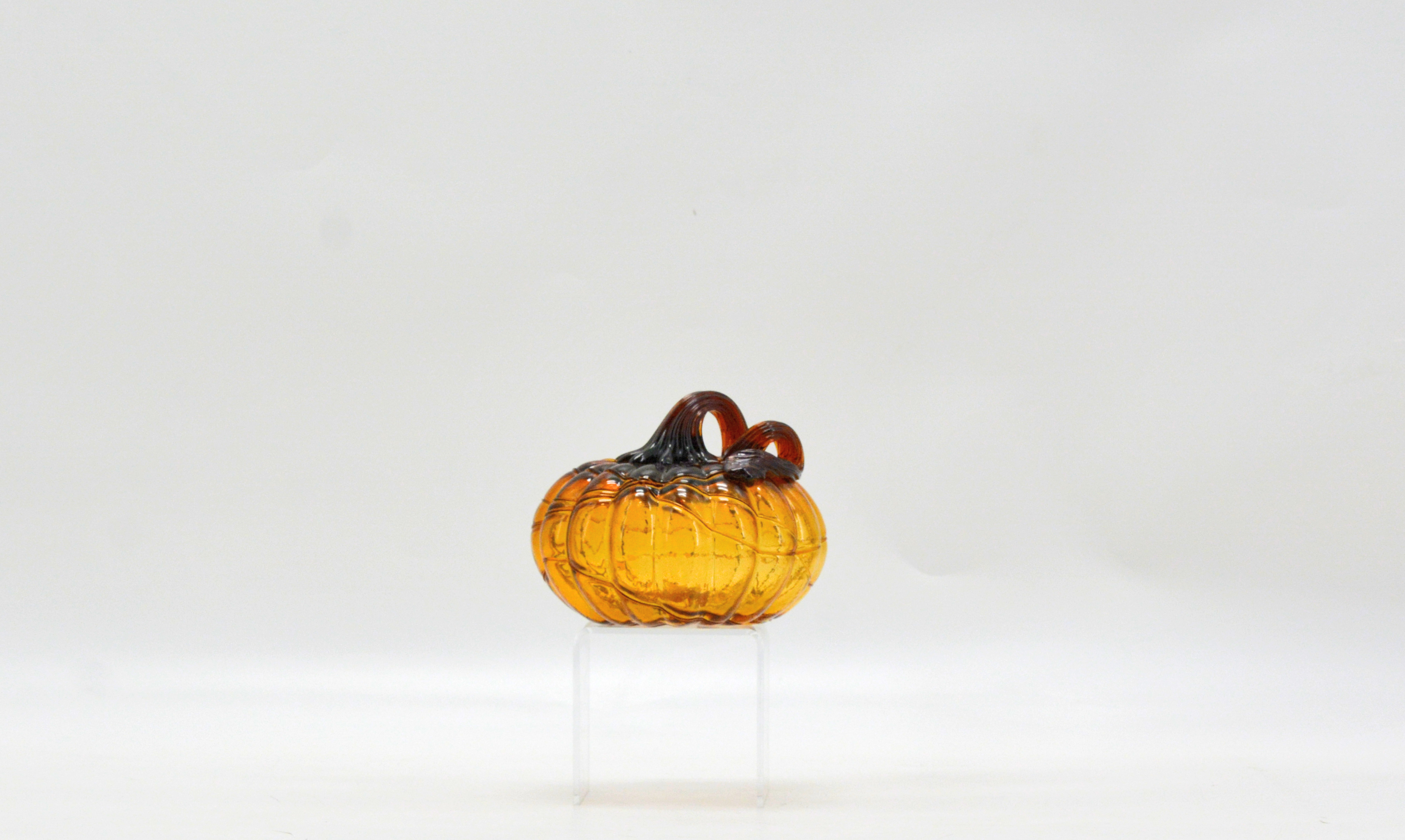 D5"H4.3" - GLASS PUMPKIN WITH CURLY STEM