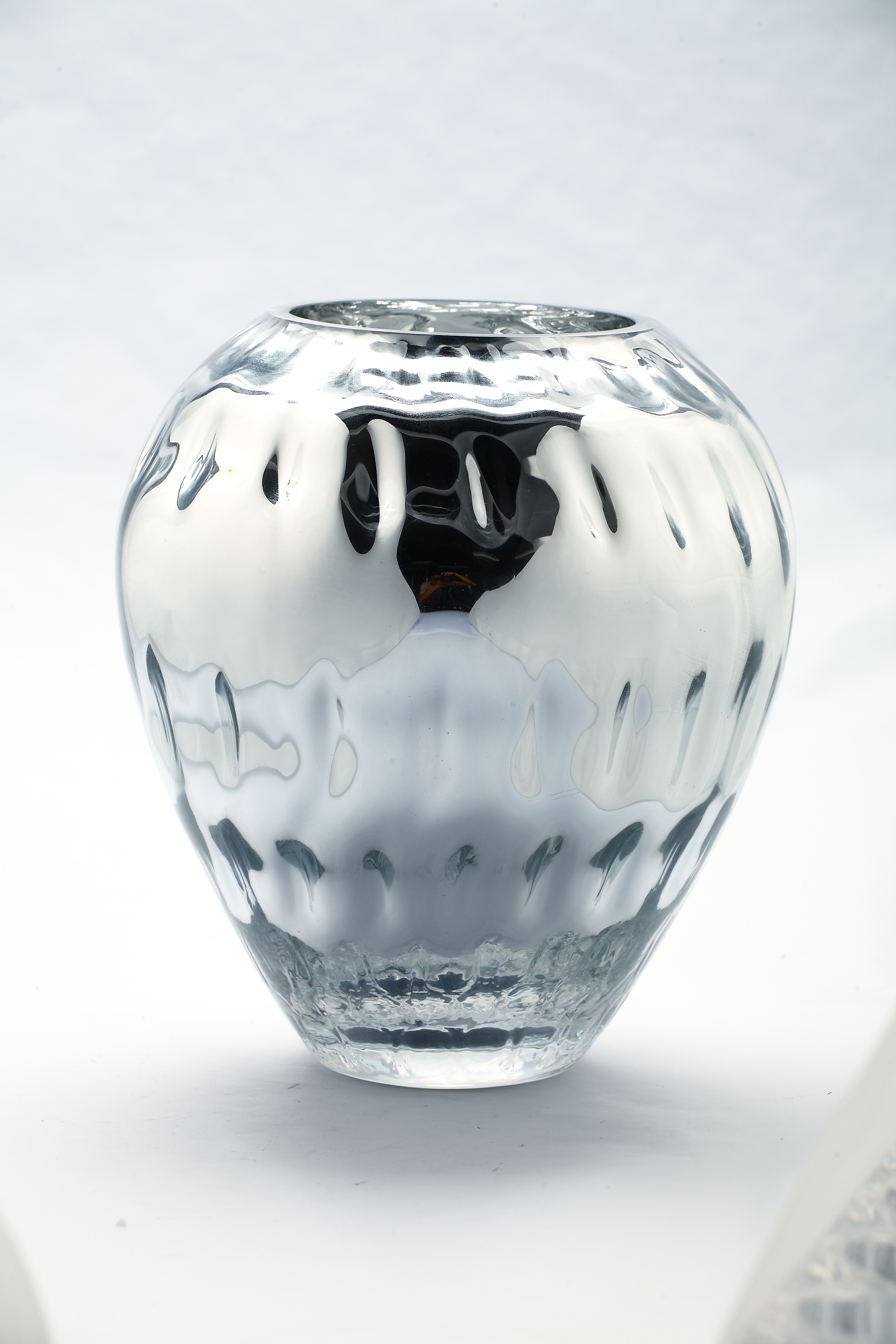 D7"H8.5" - GLASS VASE