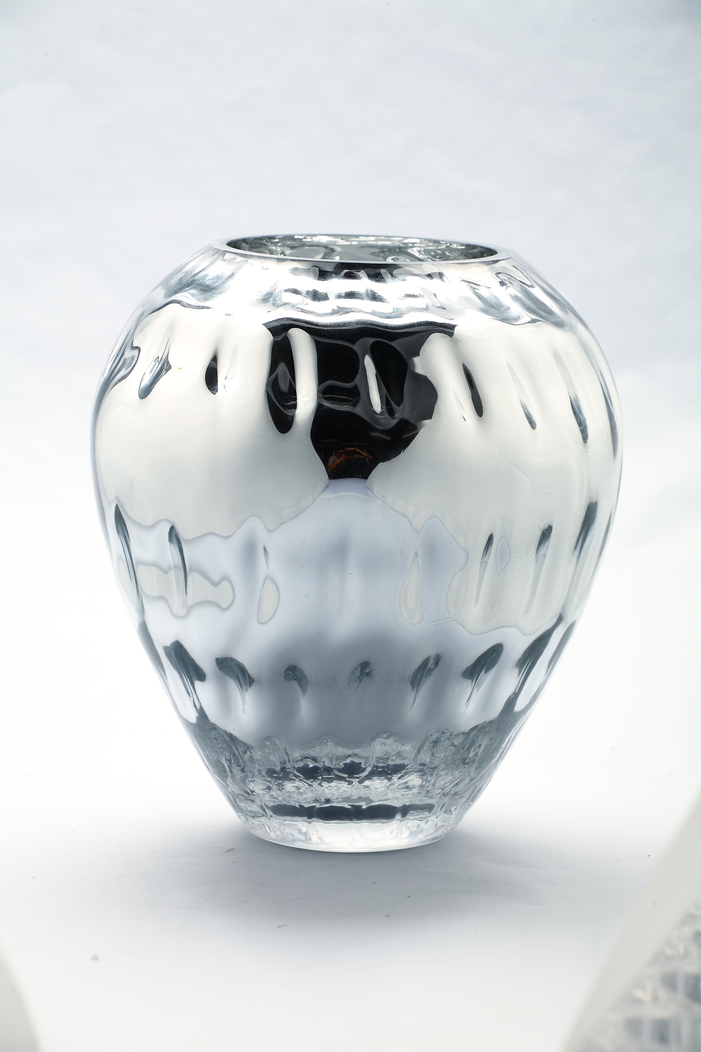 D7"H8.5" - GLASS VASE