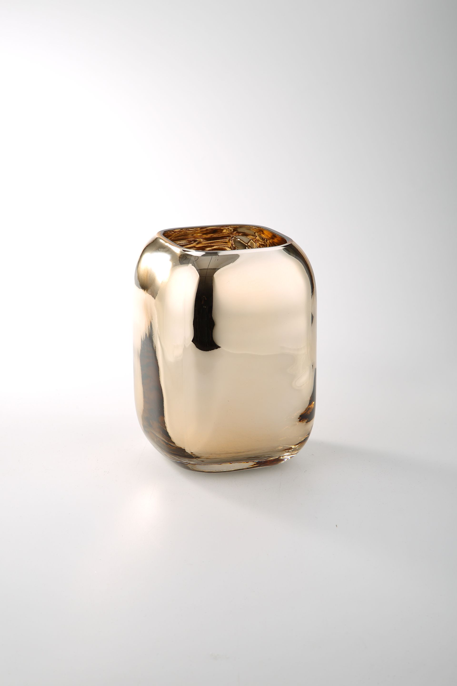 57587	 L6"W6"H8" - MERCURY VASE