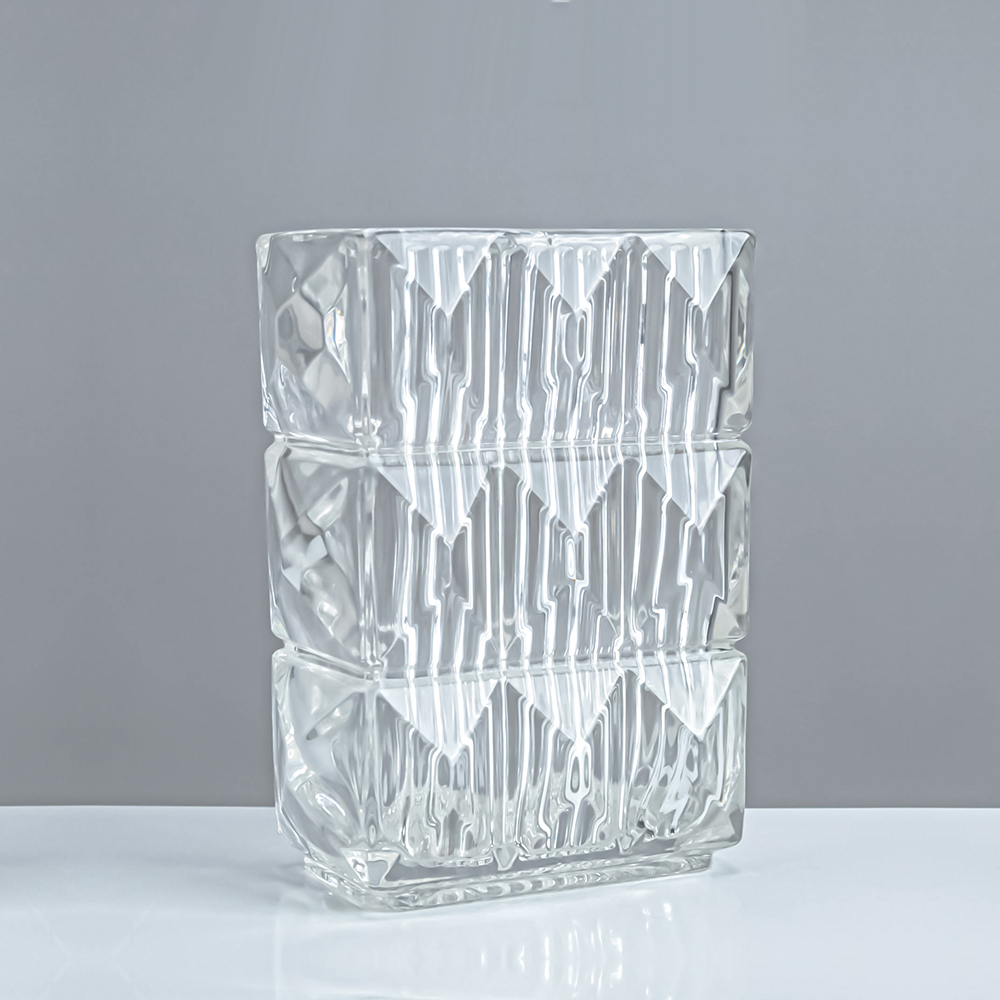 74147	 L4.5W2.8H7.1" - GLASS VASE