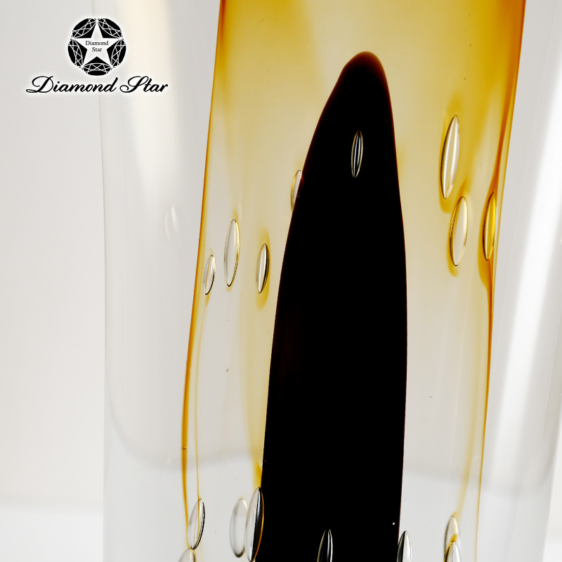 93067	 L6.7W3.4H15.4" - GLASS SCULPTURE