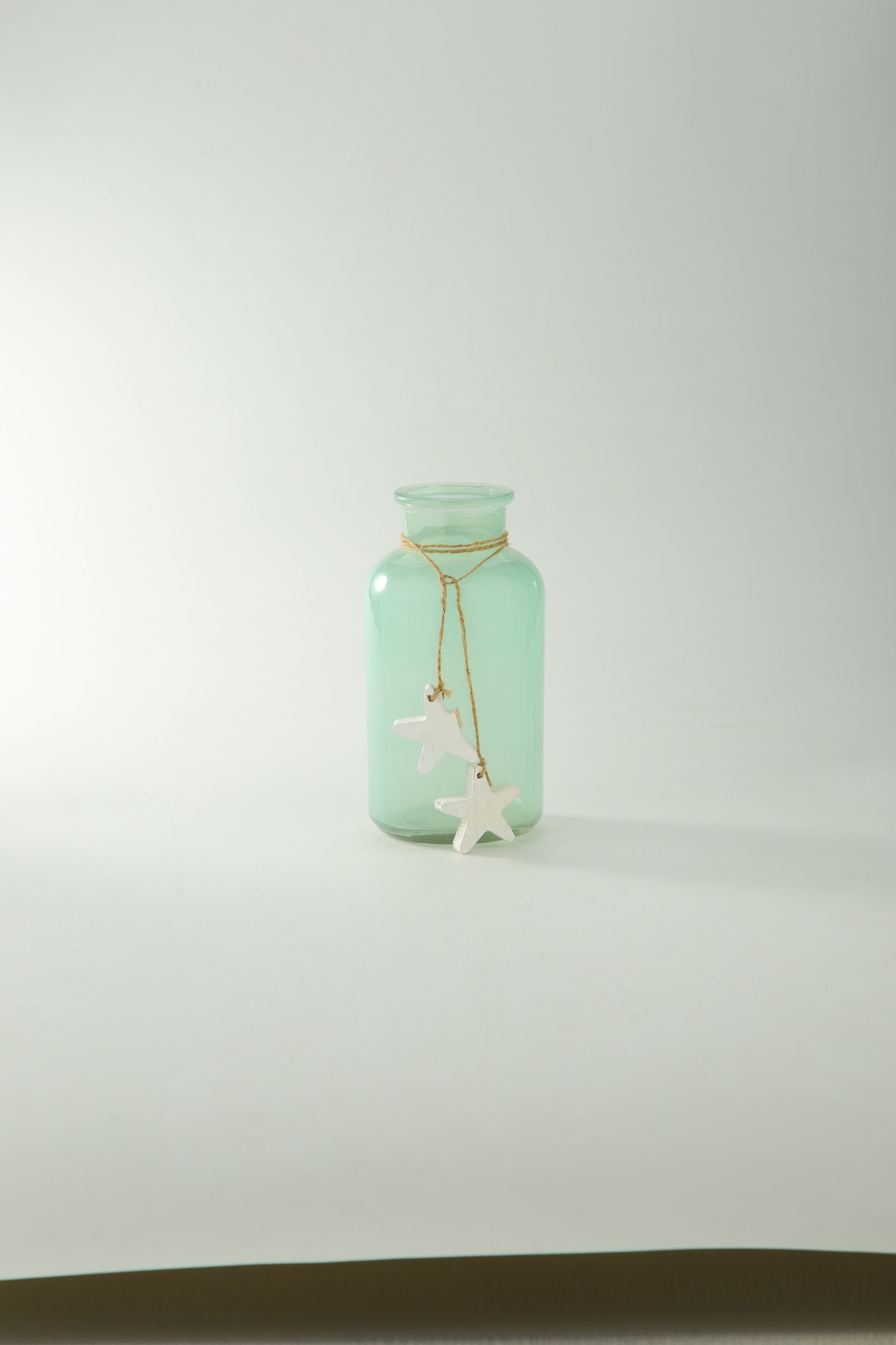 94213	 *D3"H6.5" - GLASS VASE WITH STARFISH