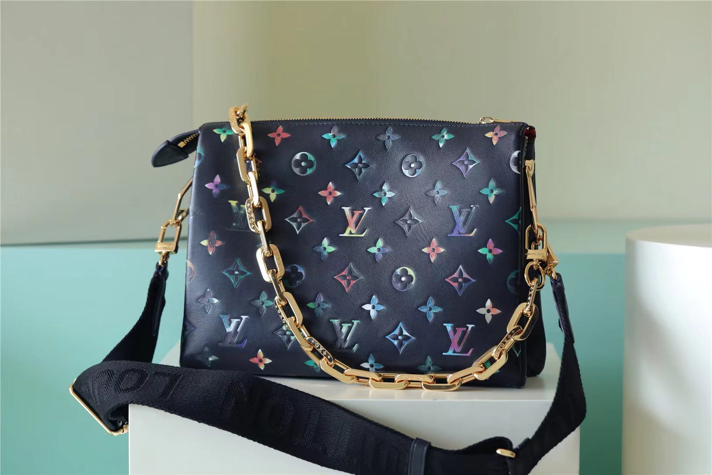 LV BAG/ 26 x 20 x 12 cm