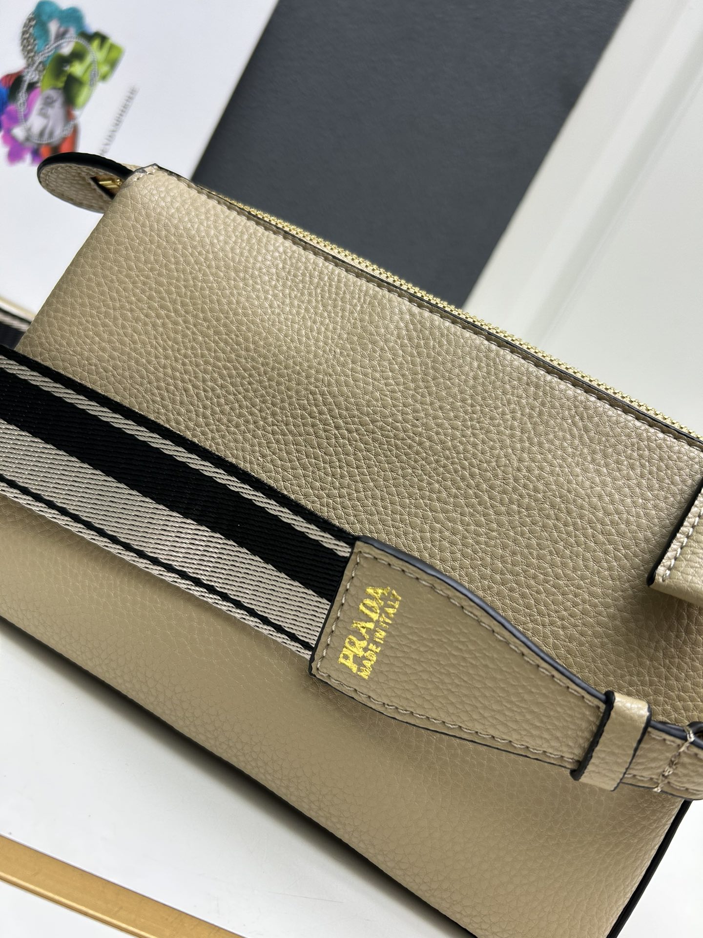 PRADA BAG/ 23 x 14 x 6.5cm