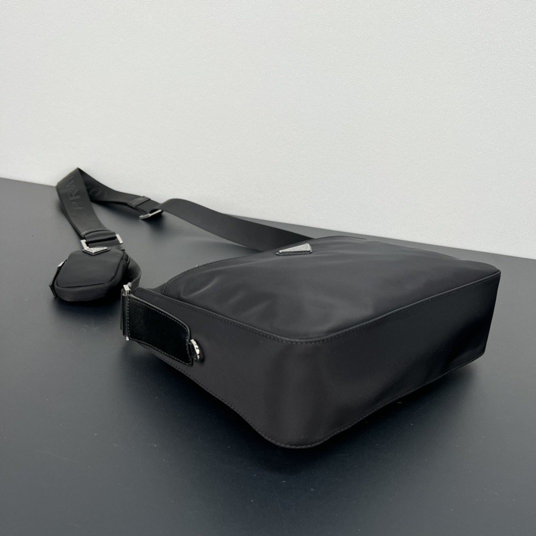 Prada bag/ 30 x 24 x 9 cm