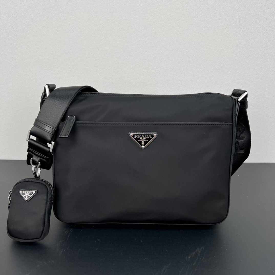 Prada bag/ 30 x 24 x 9 cm