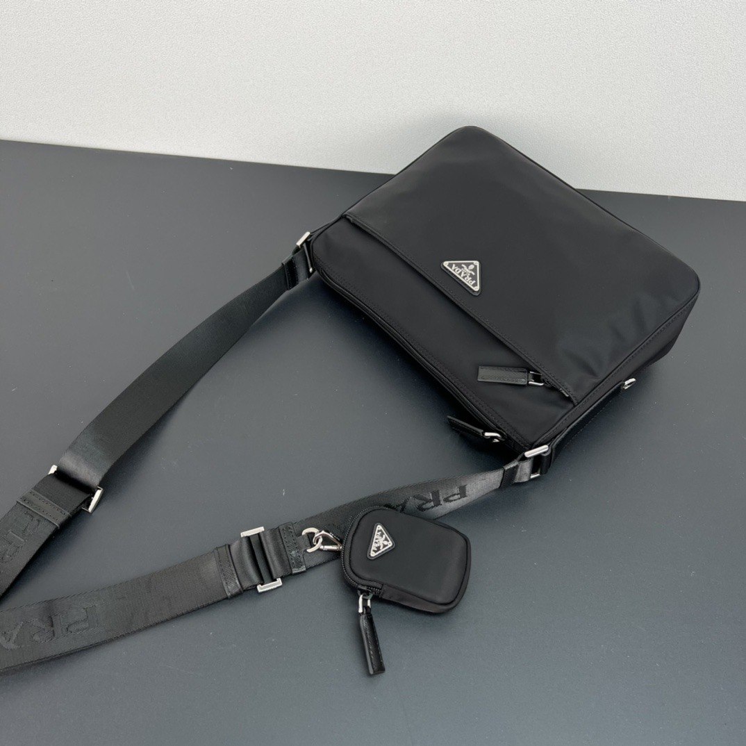 Prada bag/ 30 x 24 x 9 cm