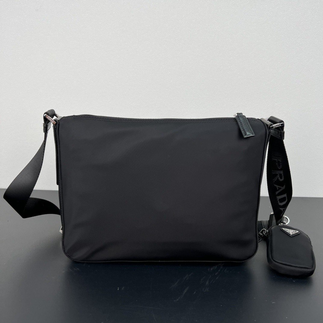 Prada bag/ 30 x 24 x 9 cm