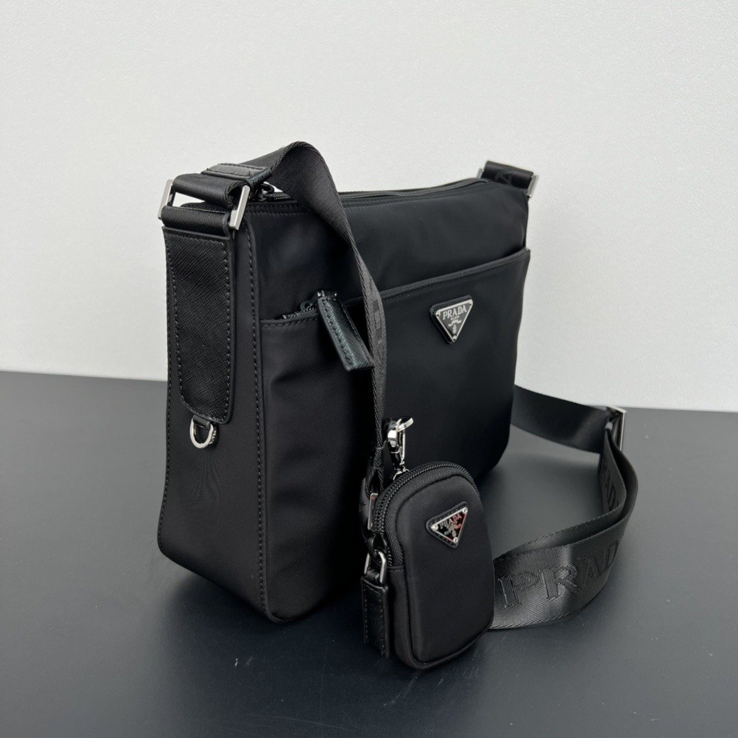 Prada bag/ 30 x 24 x 9 cm