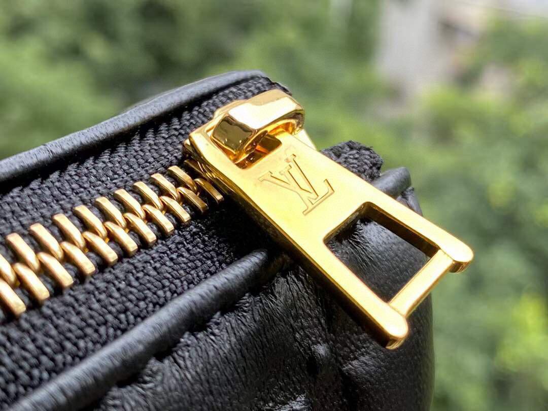 LV BAG/ 26 x 20 x 12 cm