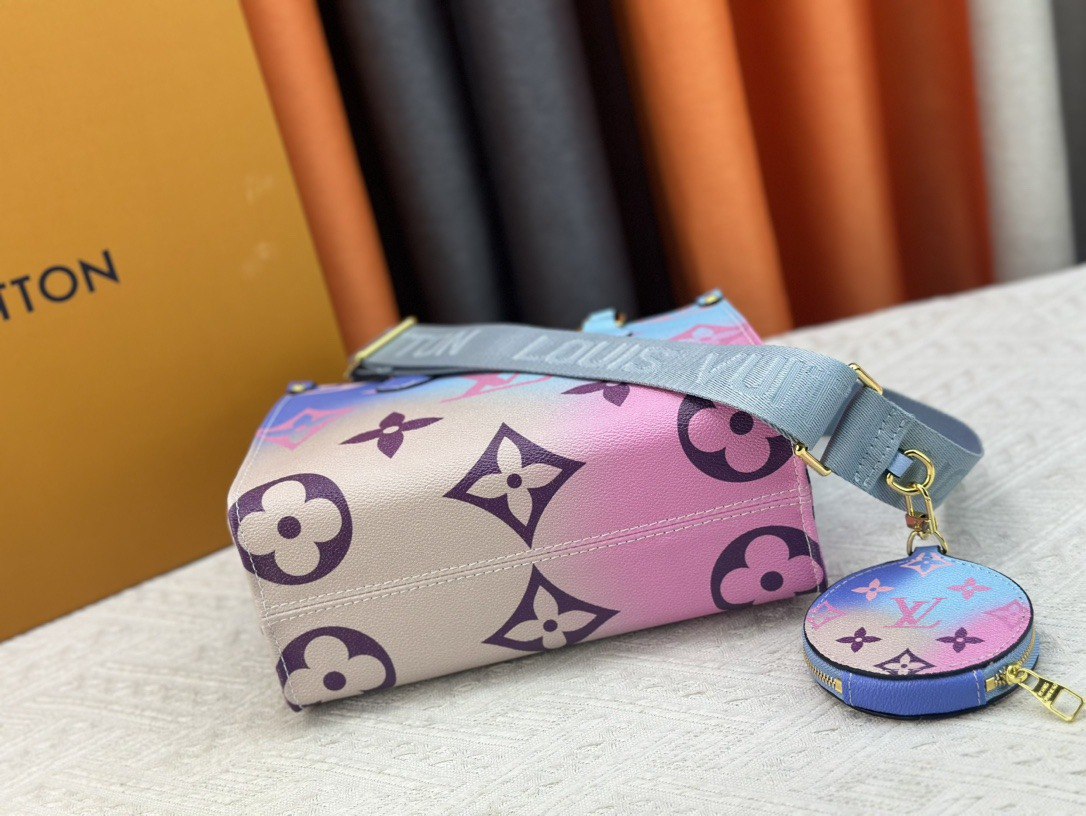 LV BAG/ 25 x 19 x 11.5 cm