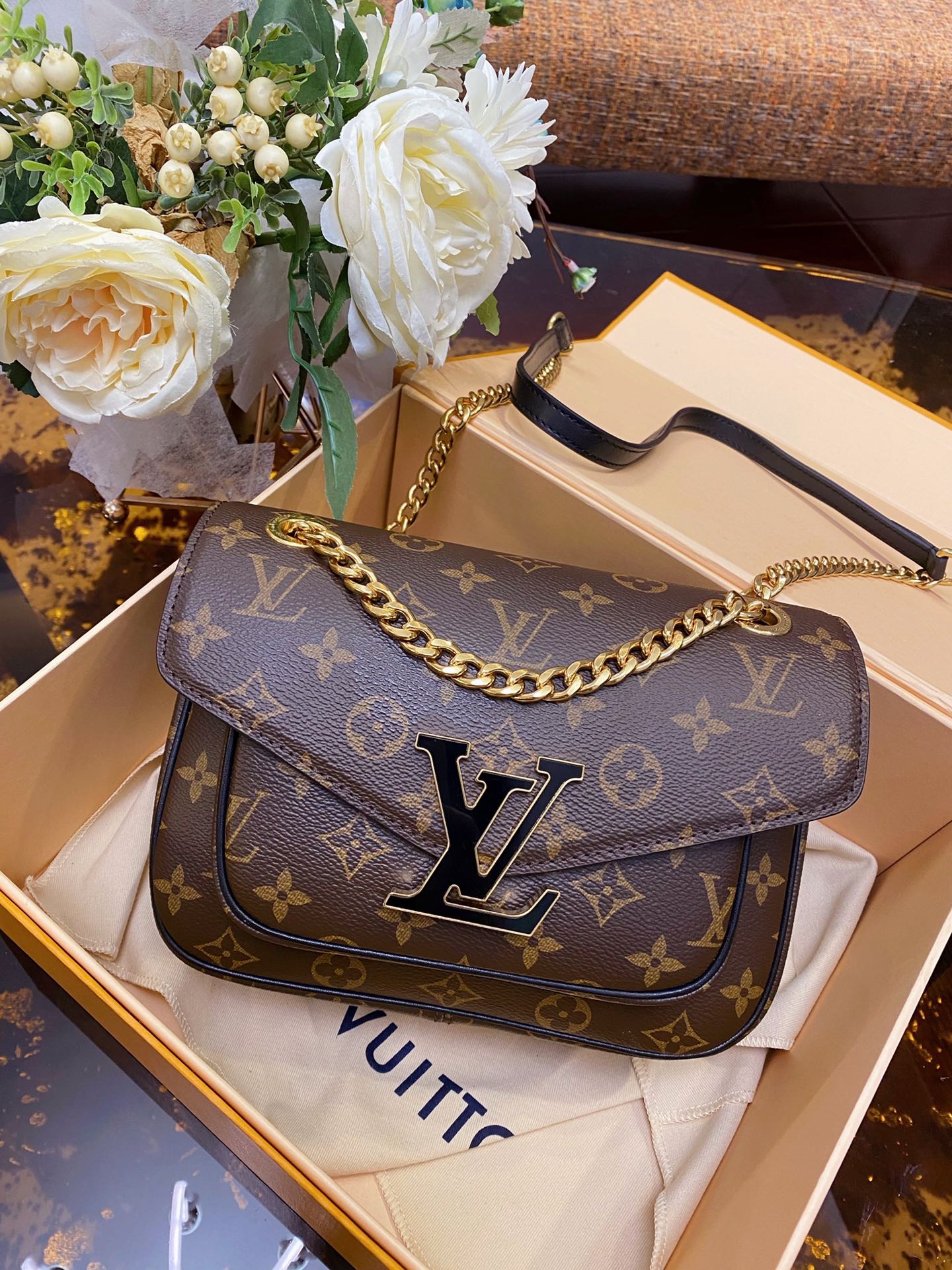 LV BAG/ 24 x 17 x 12 cm
