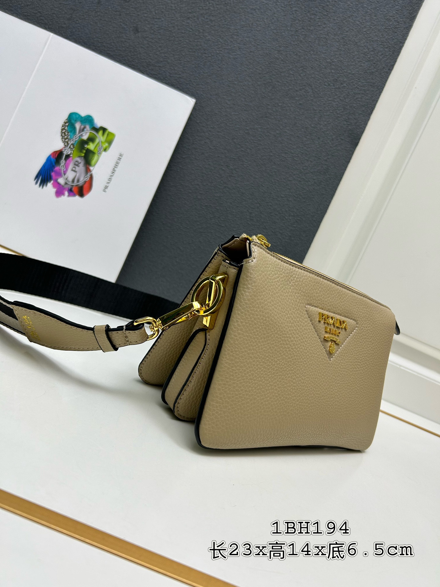 PRADA BAG/ 23 x 14 x 6.5cm
