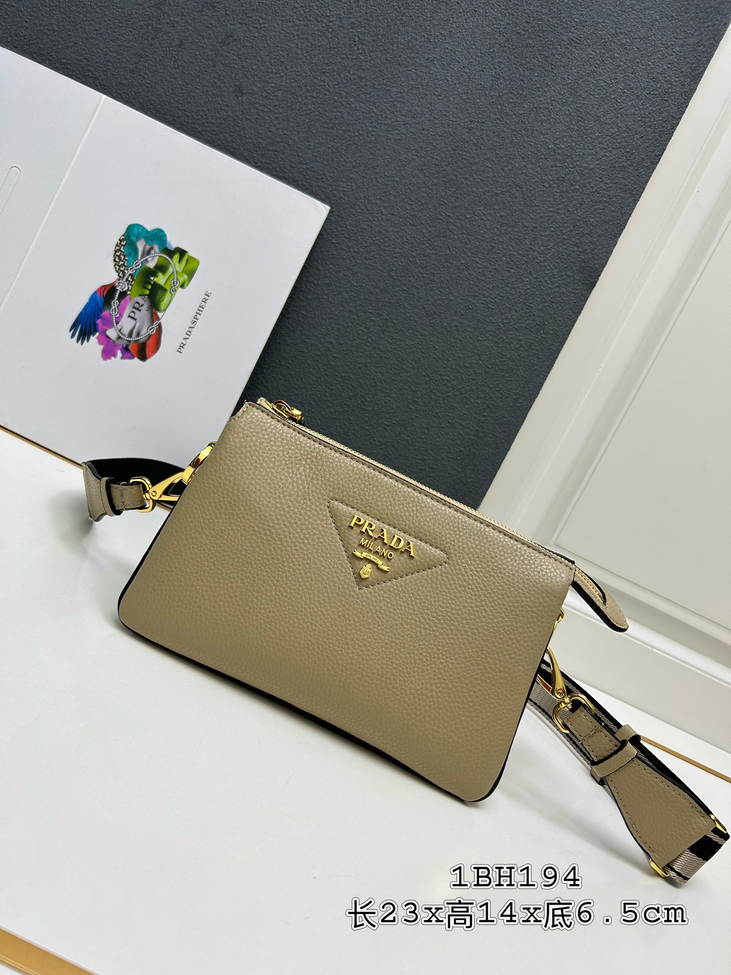 PRADA BAG/ 23 x 14 x 6.5cm