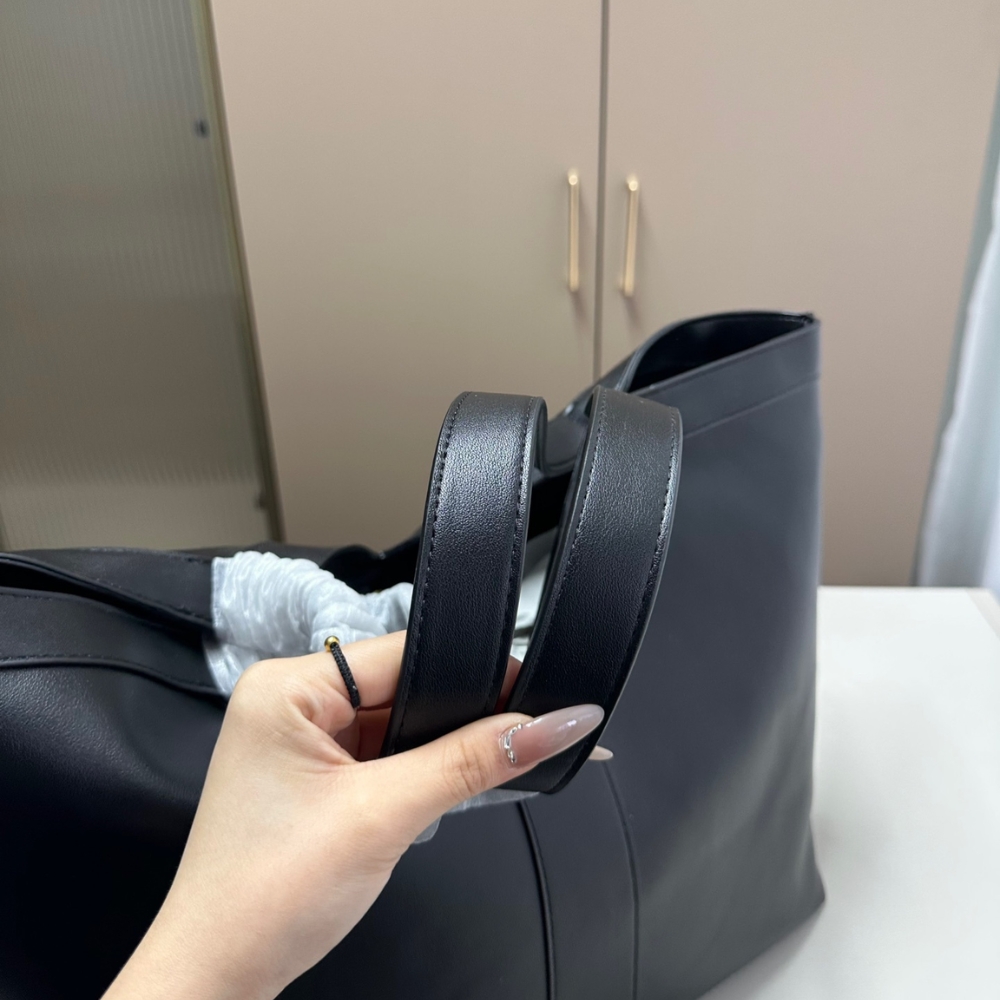 YSL BAG/ 36 x 22 x 26 cm