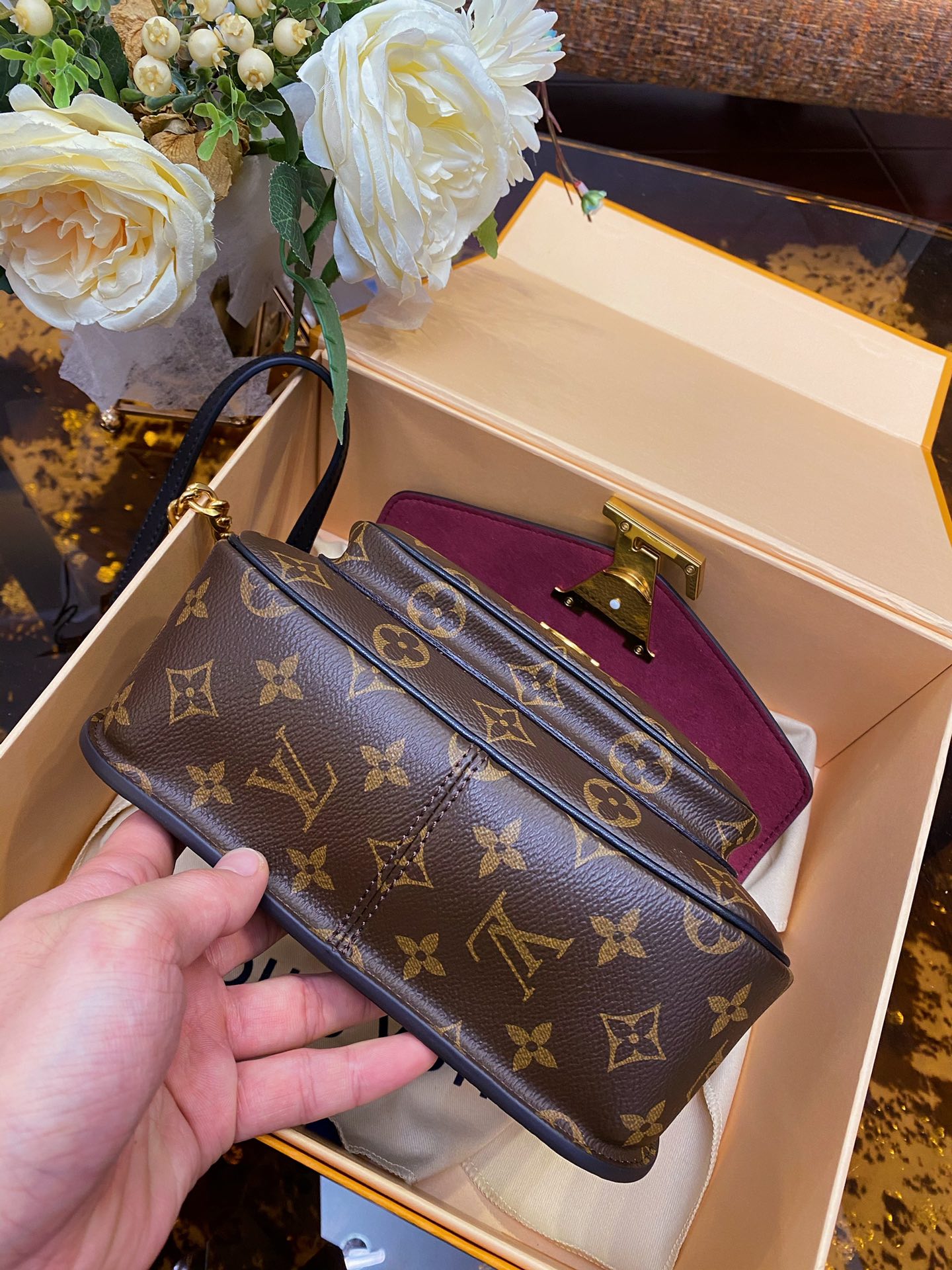 LV BAG/ 24 x 17 x 12 cm