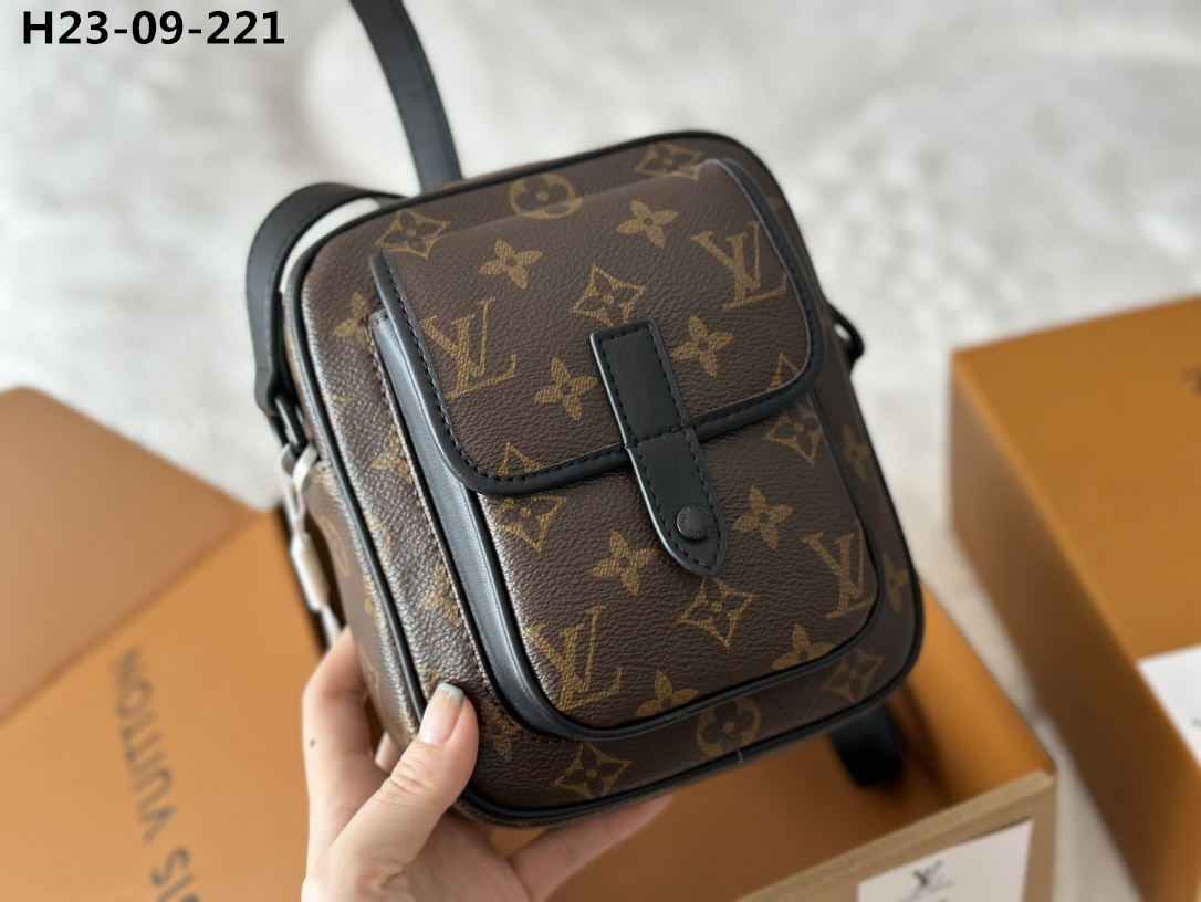 LV BAG/ 15 x 18 cm