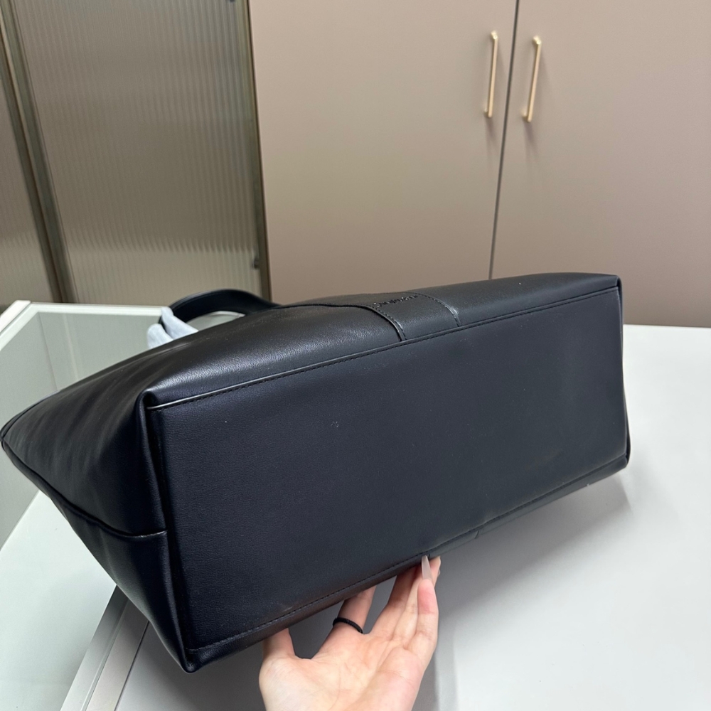 YSL BAG/ 36 x 22 x 26 cm
