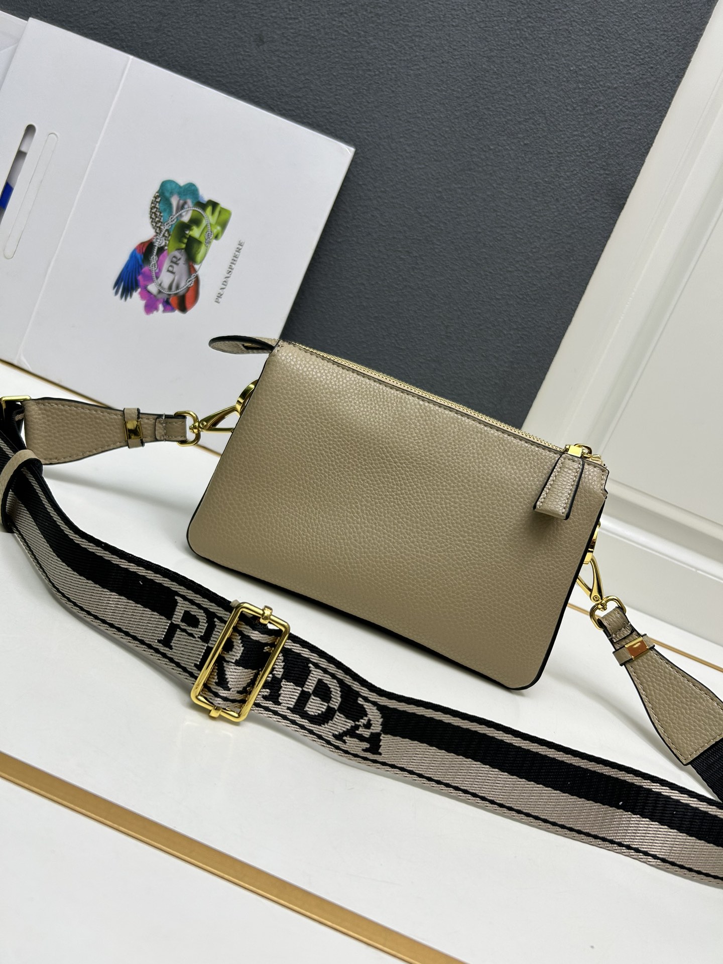 PRADA BAG/ 23 x 14 x 6.5cm