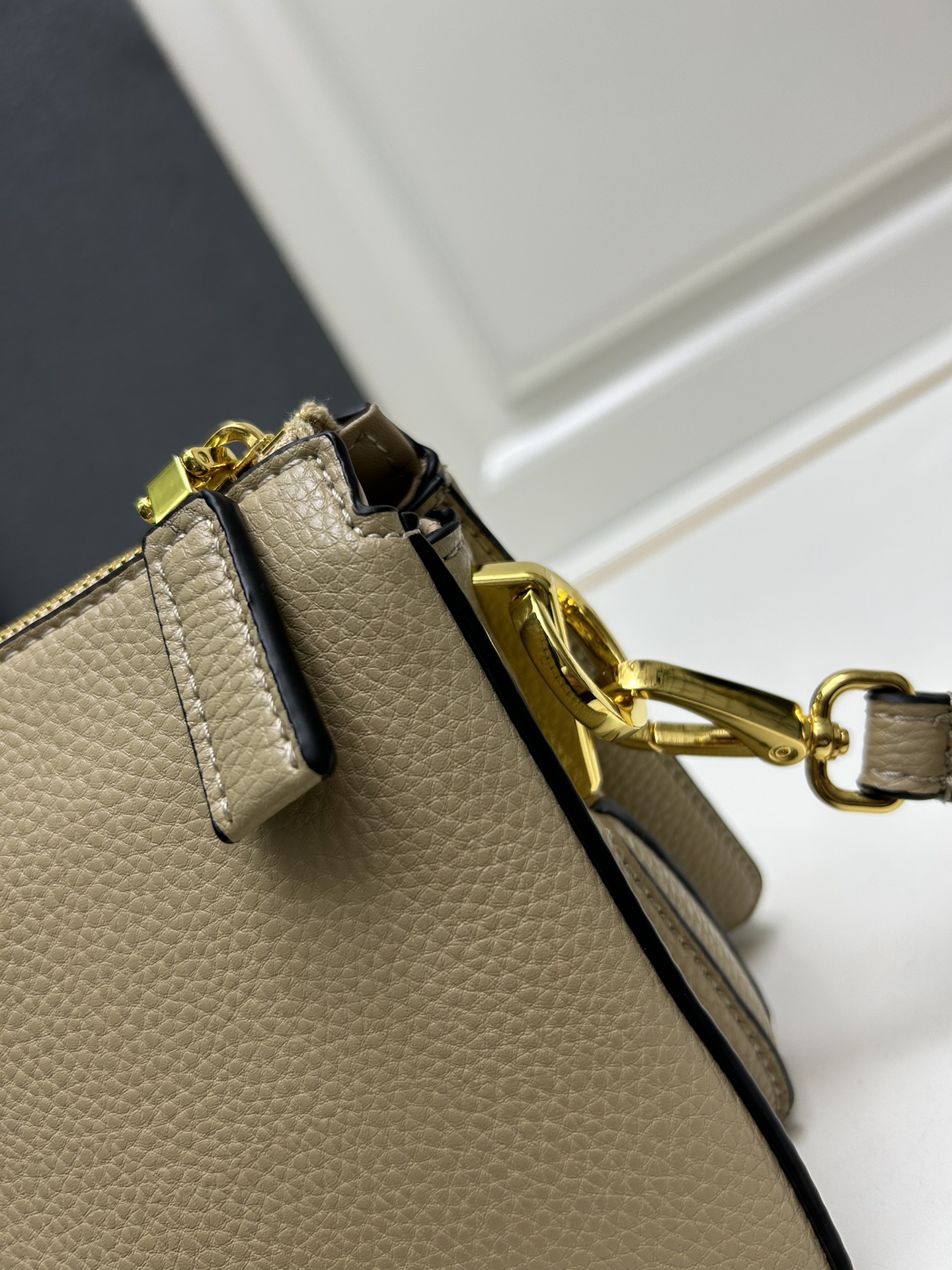 PRADA BAG/ 23 x 14 x 6.5cm