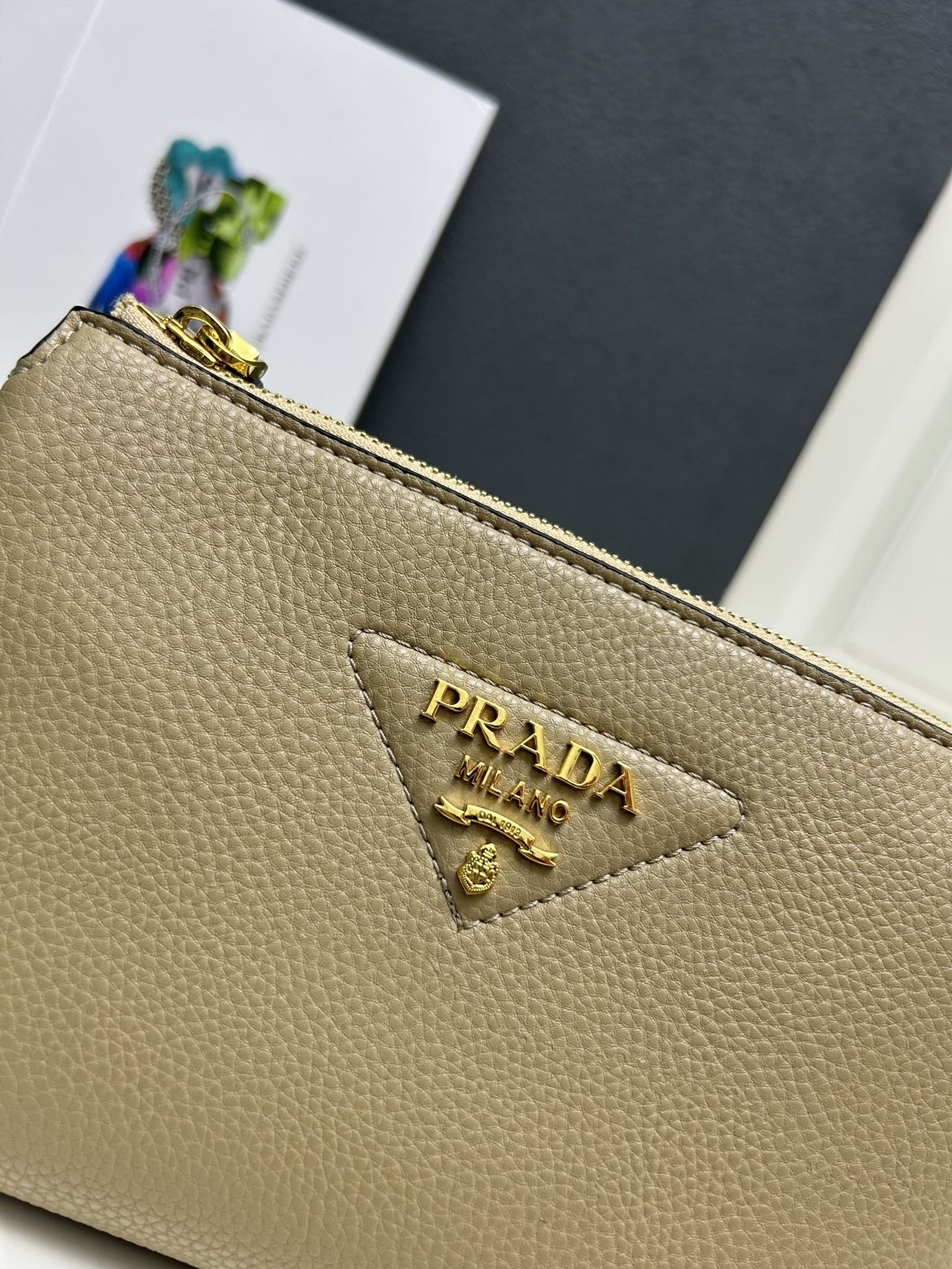 PRADA BAG/ 23 x 14 x 6.5cm