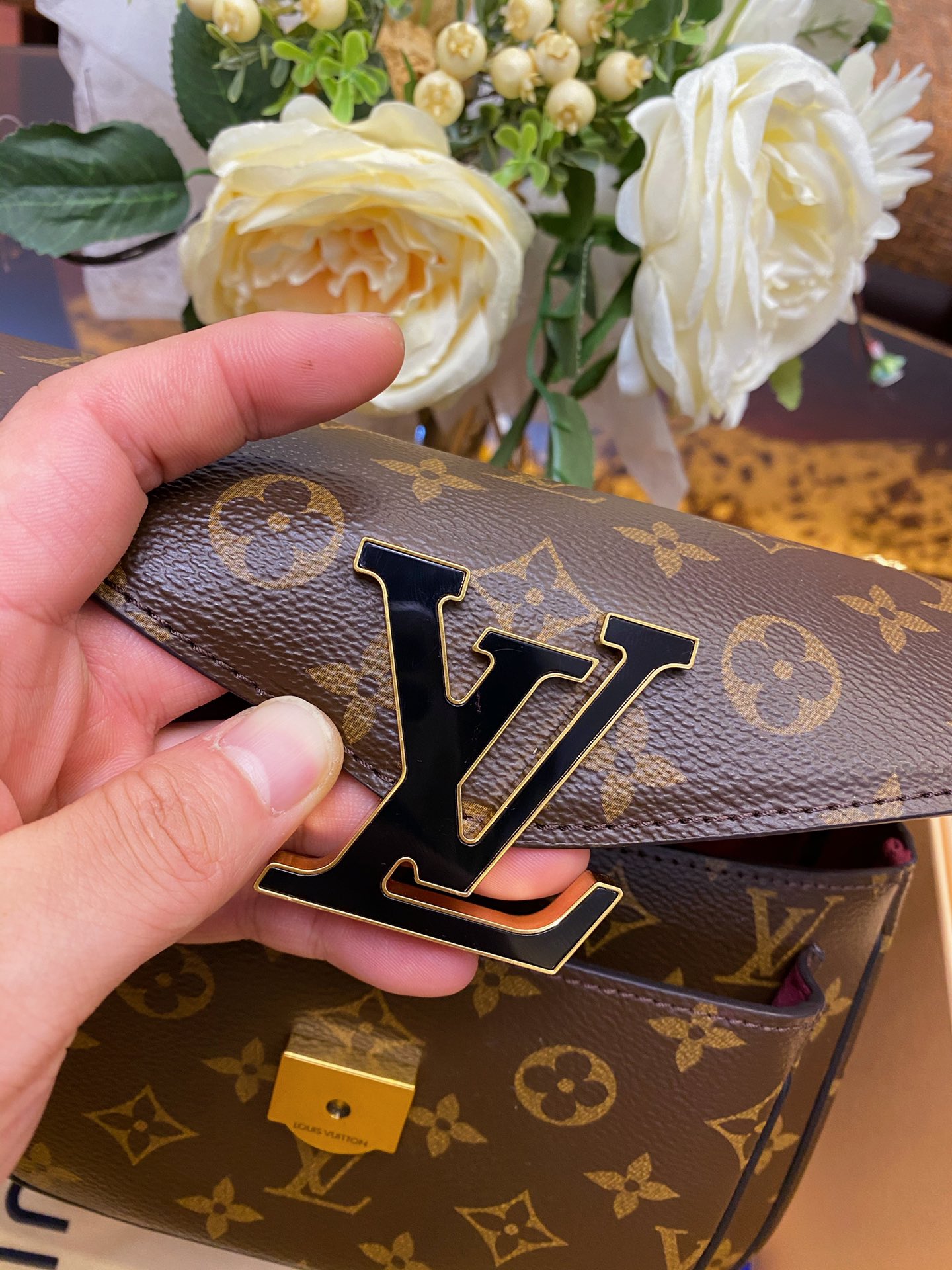 LV BAG/ 24 x 17 x 12 cm