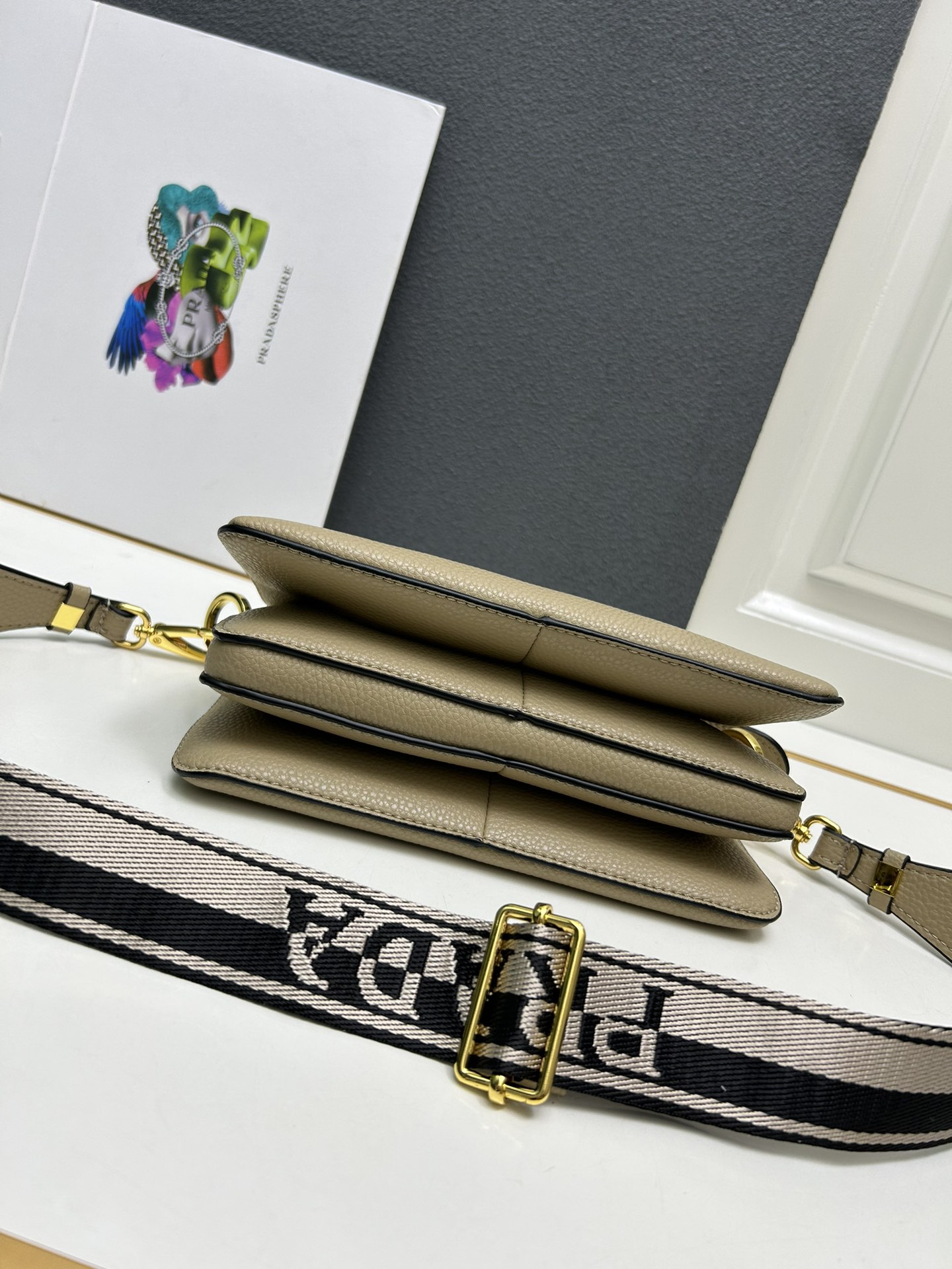 PRADA BAG/ 23 x 14 x 6.5cm